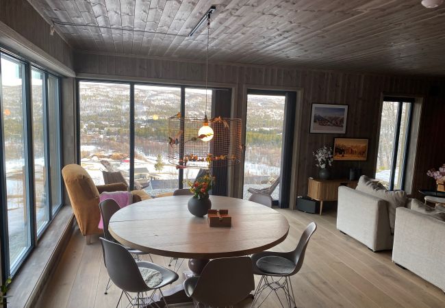 New and modern cabin for rent in Geilo with spacious dining area.
