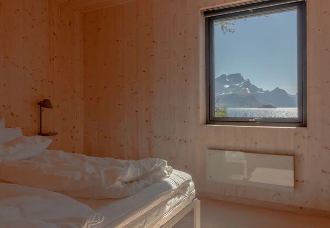 Cabin in Flakstad - Minkfarmen: Spacious seaside cabin w/scenic view Cabin in Flakstad - Minkfarmen: Spacious seaside cabin w/scenic view