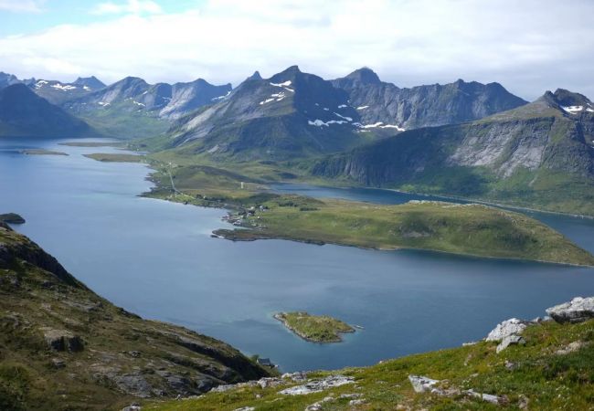 Cabin in Flakstad - Minkfarmen: Spacious seaside cabin w/scenic view Cabin in Flakstad - Minkfarmen: Spacious seaside cabin w/scenic view