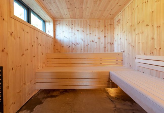 Cabin in Flakstad - Minkfarmen: Spacious seaside cabin w/scenic view Cabin in Flakstad - Minkfarmen: Spacious seaside cabin w/scenic view