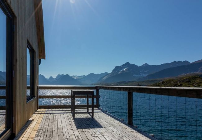 Cabin in Flakstad - Minkfarmen: Spacious seaside cabin w/scenic view Cabin in Flakstad - Minkfarmen: Spacious seaside cabin w/scenic view