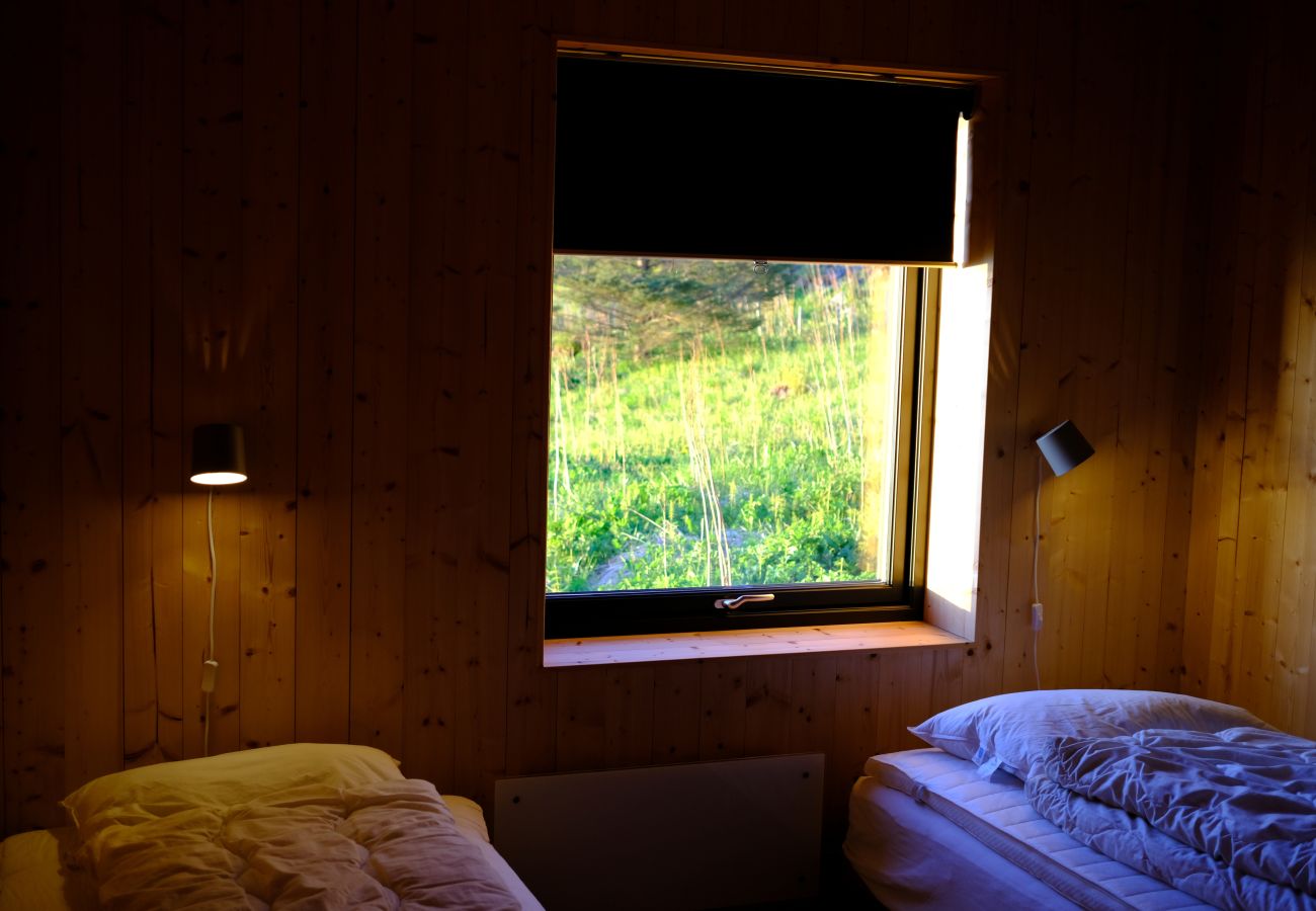 Cottage in Flakstad - Minkfarmen: Spacious seaside cabin w/scenic view