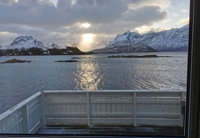 Studio in Flakstad - Panoramic seaview cabin for two persons by the sea Studio in Flakstad - Panoramic seaview cabin for two persons by the sea