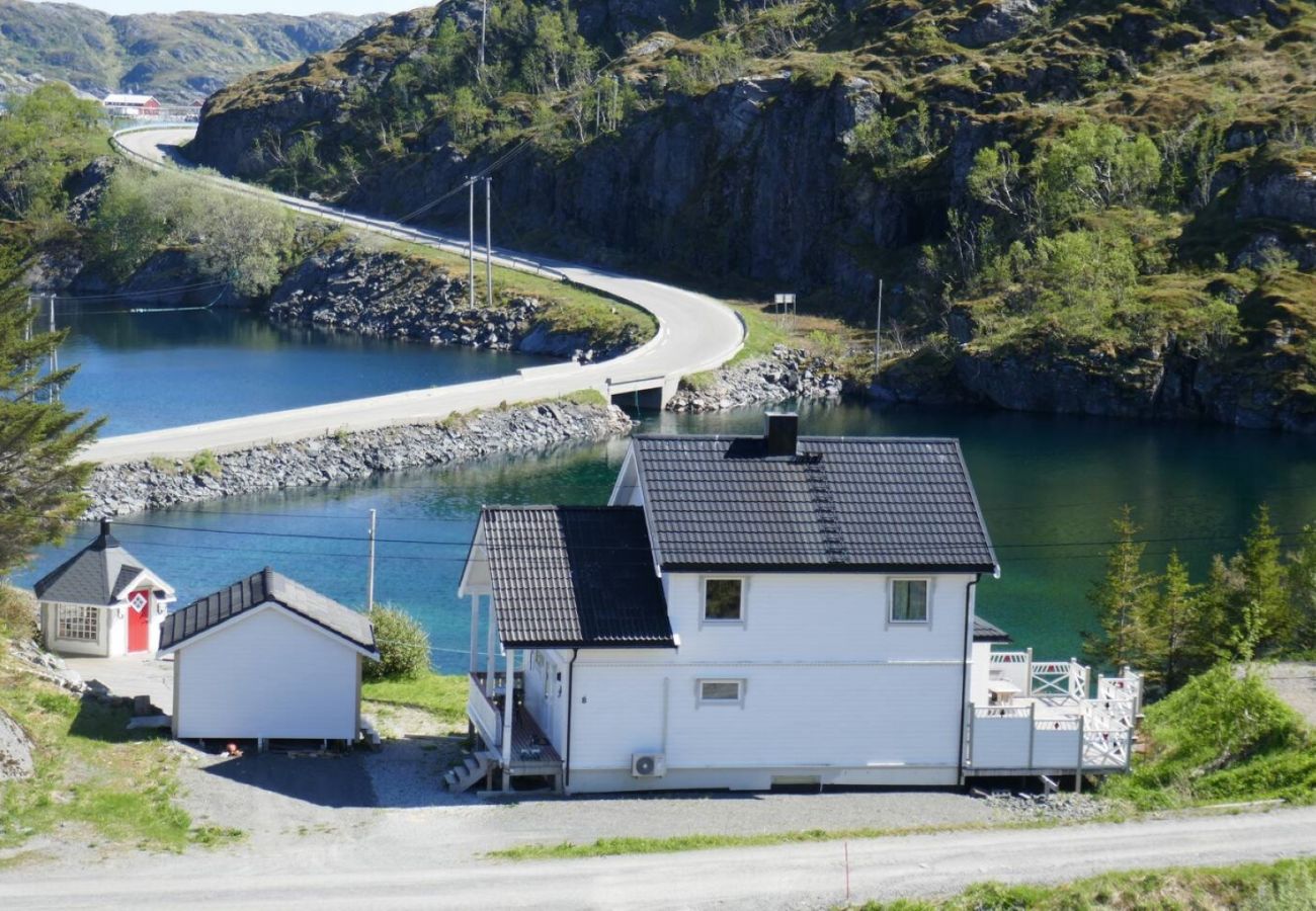 House in Flakstad - Seafront Holiday Home close to Reine, Lofoten