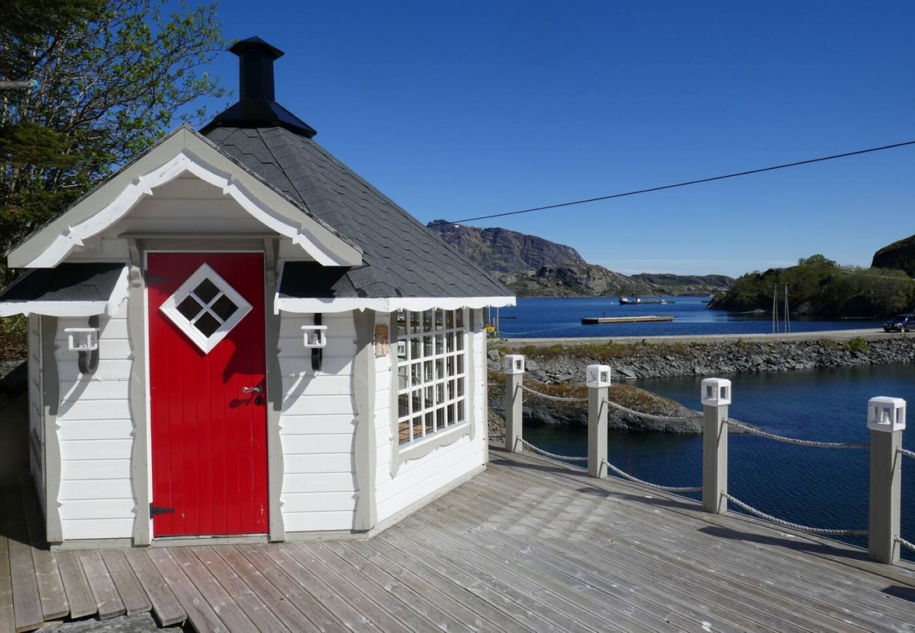House in Flakstad - Seafront Holiday Home close to Reine, Lofoten