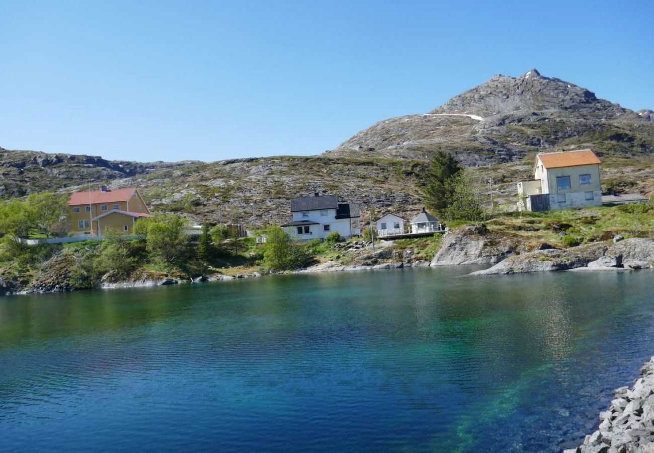 House in Flakstad - Seafront Holiday Home close to Reine, Lofoten