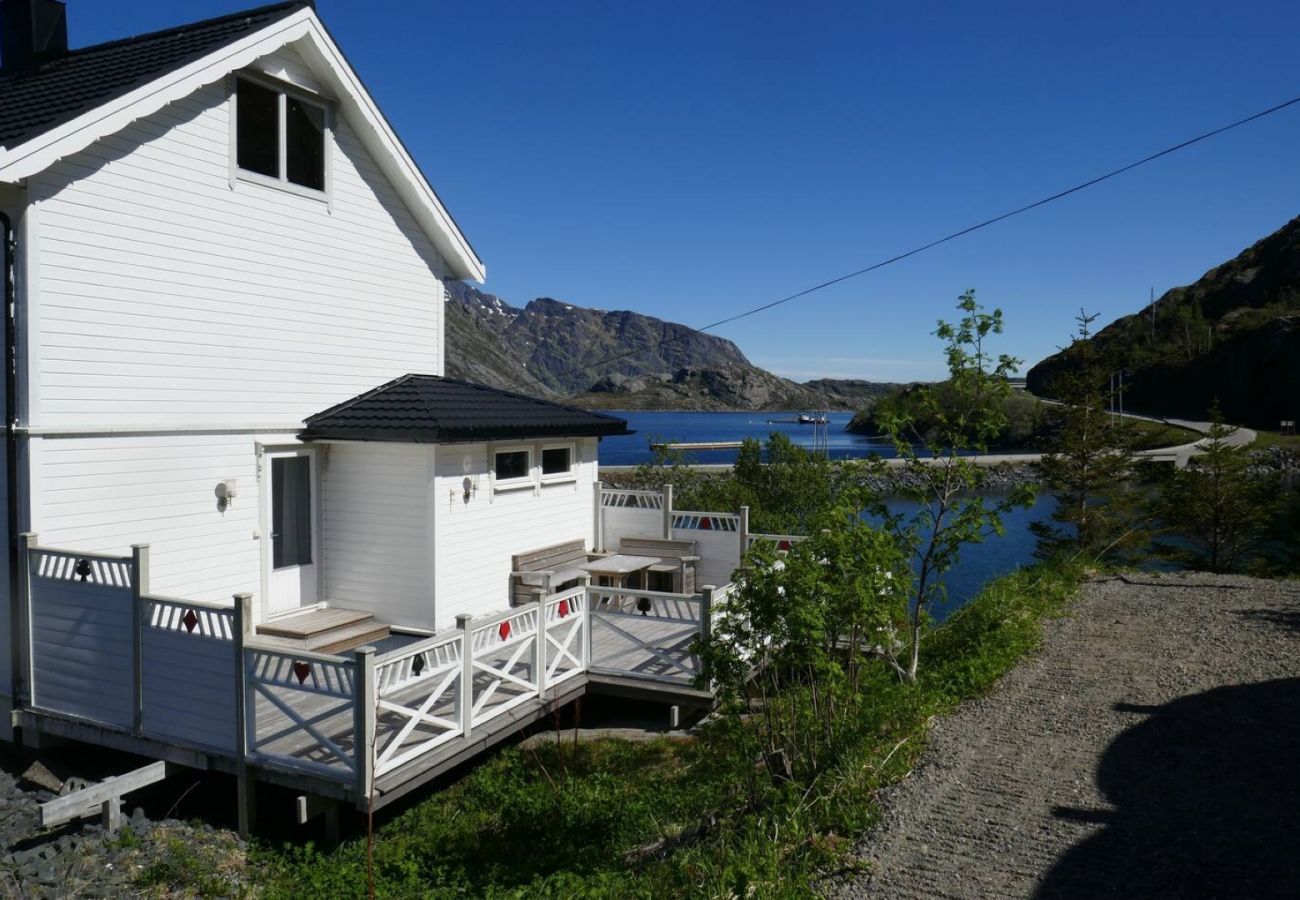 House in Flakstad - Seafront Holiday Home close to Reine, Lofoten