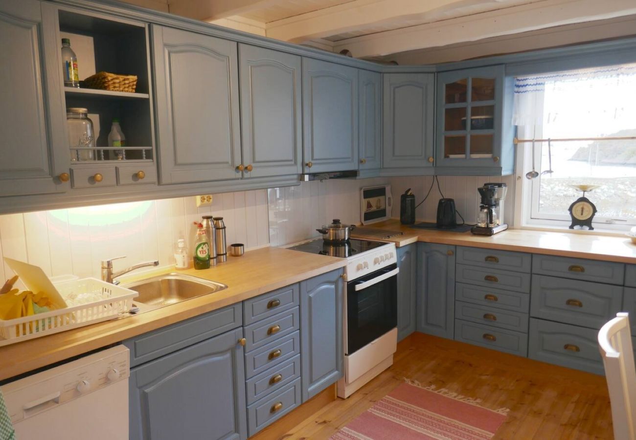 House in Flakstad - Seafront Holiday Home close to Reine, Lofoten