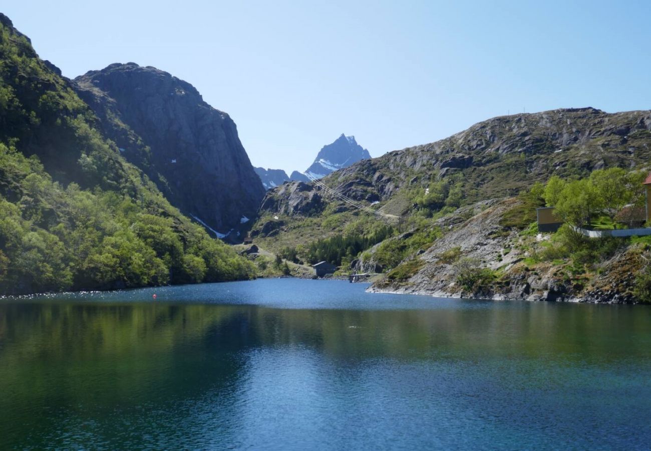 House in Flakstad - Seafront Holiday Home close to Reine, Lofoten