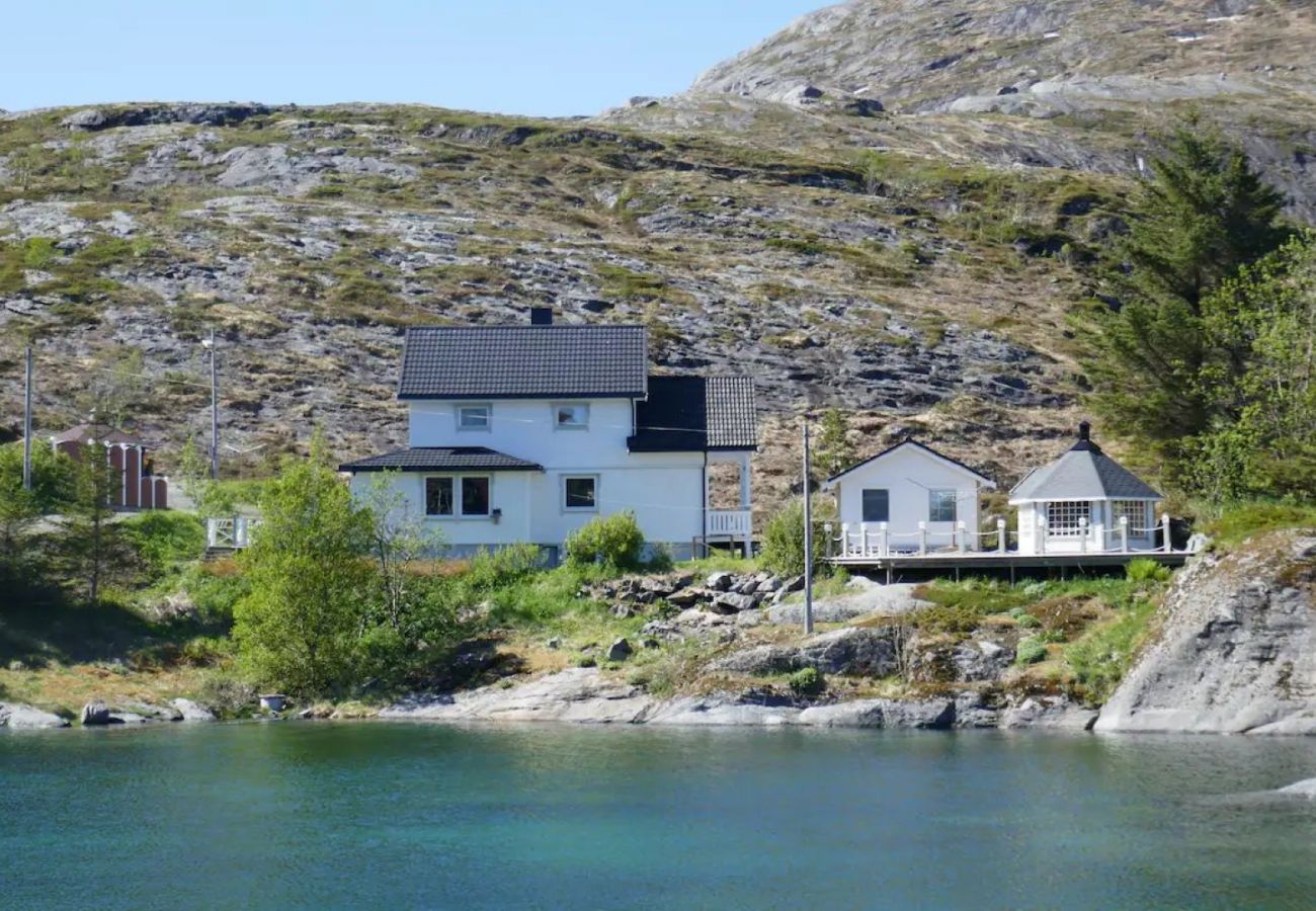 House in Flakstad - Seafront Holiday Home close to Reine, Lofoten