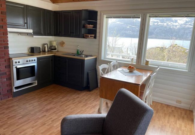 Cabin in Vestvågøy - Vettinghytta, close to the sea with amazing view. Cabin in Vestvågøy - Vettinghytta, close to the sea with amazing view.