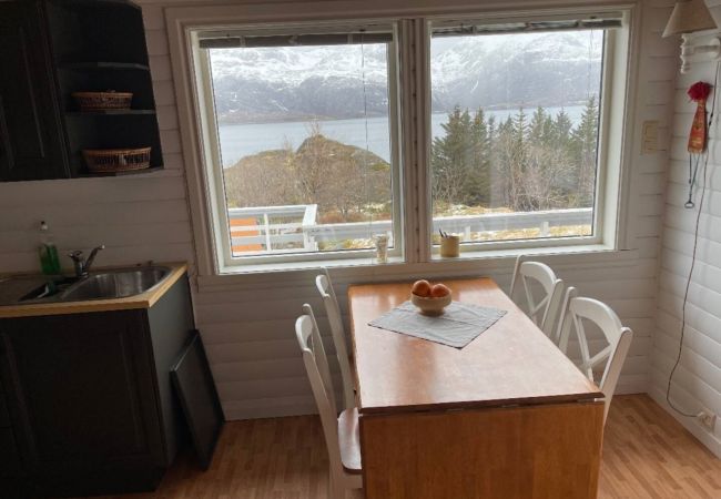 Cabin in Vestvågøy - Vettinghytta, close to the sea with amazing view. Cabin in Vestvågøy - Vettinghytta, close to the sea with amazing view.
