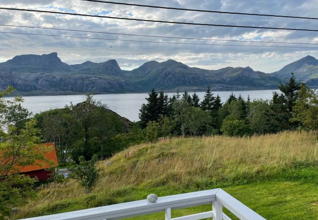 Cabin in Vestvågøy - Vettinghytta, close to the sea with amazing view. Cabin in Vestvågøy - Vettinghytta, close to the sea with amazing view.