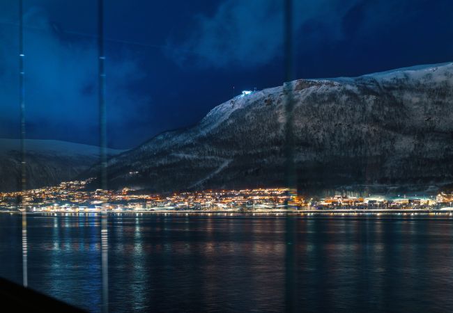 Apartment in Tromsø - Premium Waterfront Apartment–Sea & Mountain View  Apartment in Tromsø - Premium Waterfront Apartment–Sea & Mountain View