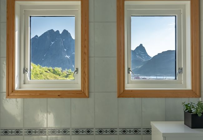 House in Flakstad - Sundet Lofoten - fjell- og havutsikt House in Flakstad - Sundet Lofoten - fjell- og havutsikt