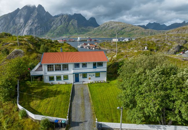 House in Flakstad - Sundet Lofoten - fjell- og havutsikt House in Flakstad - Sundet Lofoten - fjell- og havutsikt