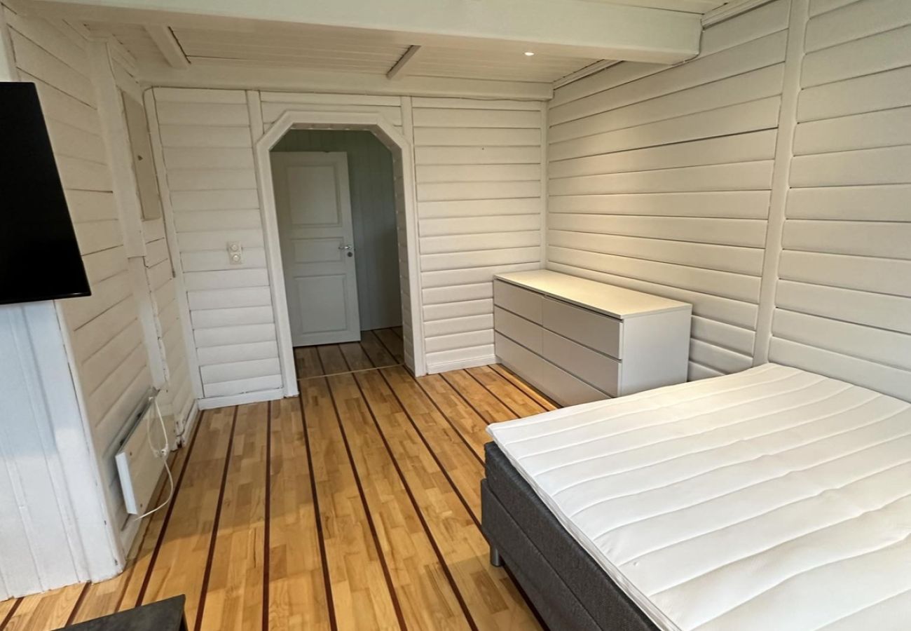 Rent by room in Vestvågøy - Room 1 with shared amenities, central in Leknes