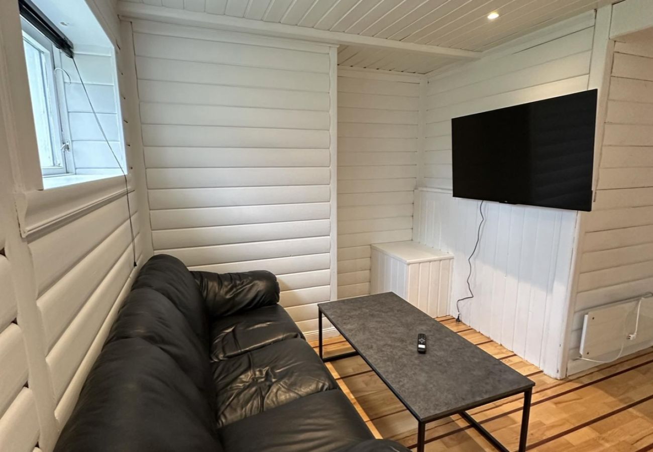 Rent by room in Vestvågøy - Room 1 with shared amenities, central in Leknes
