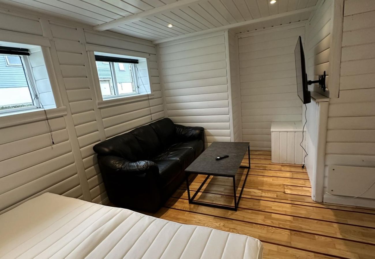 Rent by room in Vestvågøy - Room 1 with shared amenities, central in Leknes