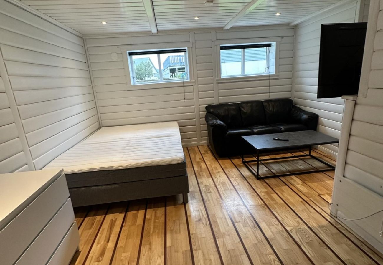 Rent by room in Vestvågøy - Room 1 with shared amenities, central in Leknes