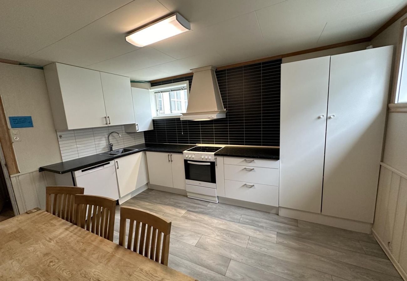 Rent by room in Vestvågøy - Room 1 with shared amenities, central in Leknes