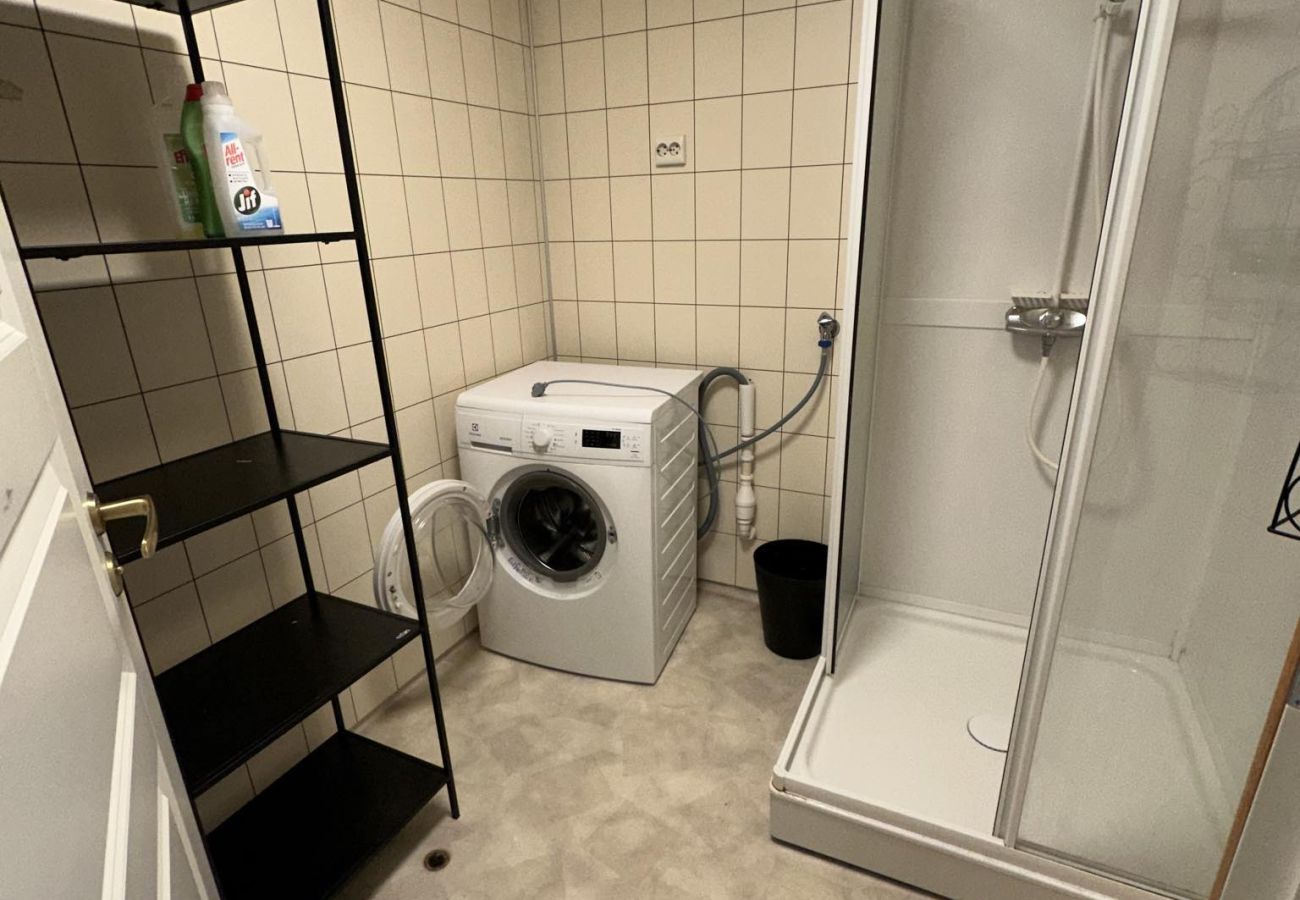 Rent by room in Vestvågøy - Room 1 with shared amenities, central in Leknes