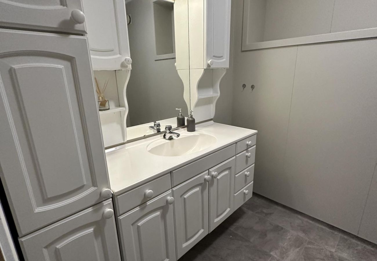 Rent by room in Vestvågøy - Room 1 with shared amenities, central in Leknes