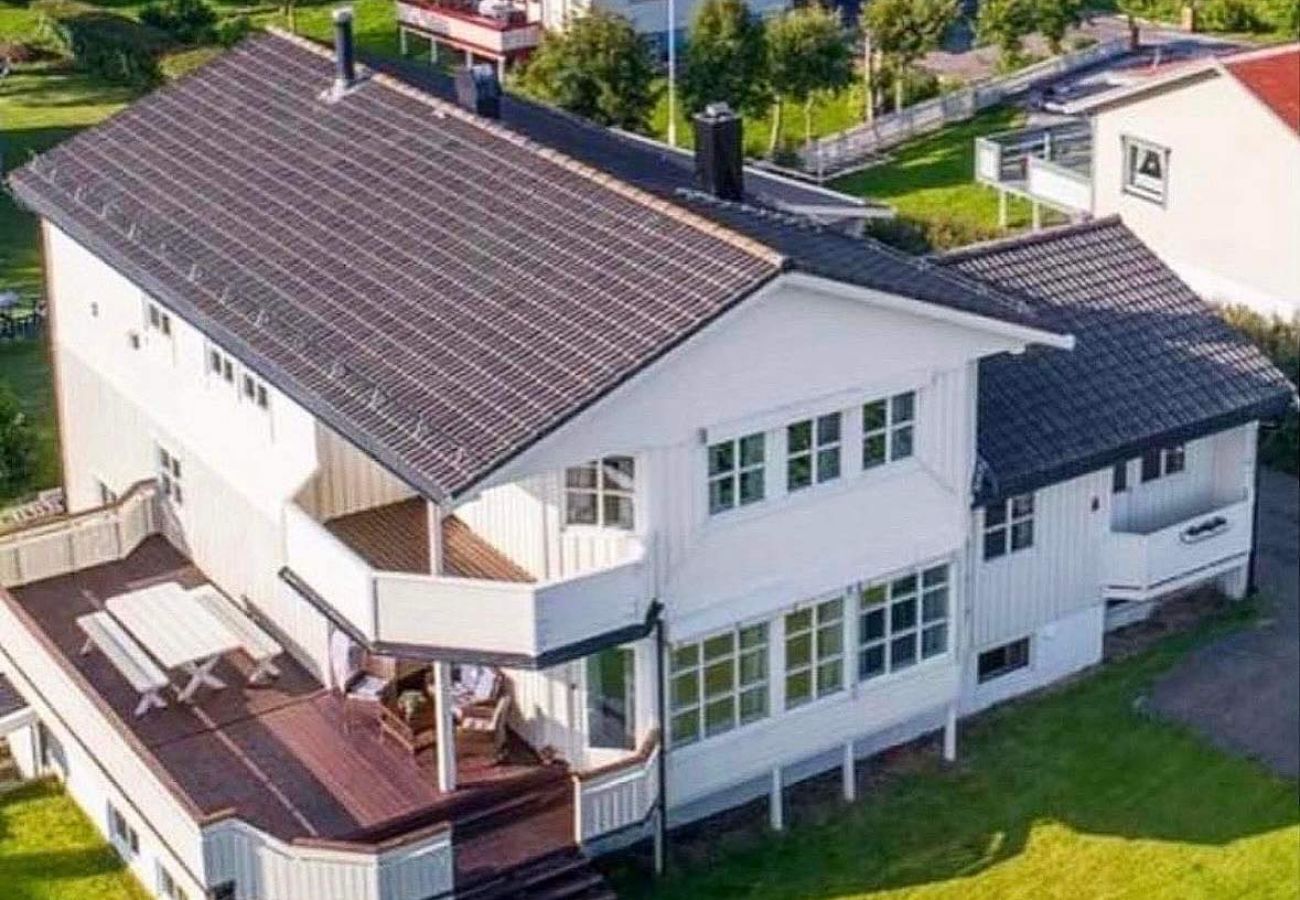 Rent by room in Vestvågøy - Room 1 with shared amenities, central in Leknes