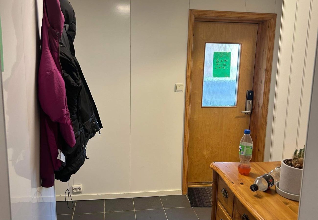 Rent by room in Vestvågøy - Room 1 with shared amenities, central in Leknes