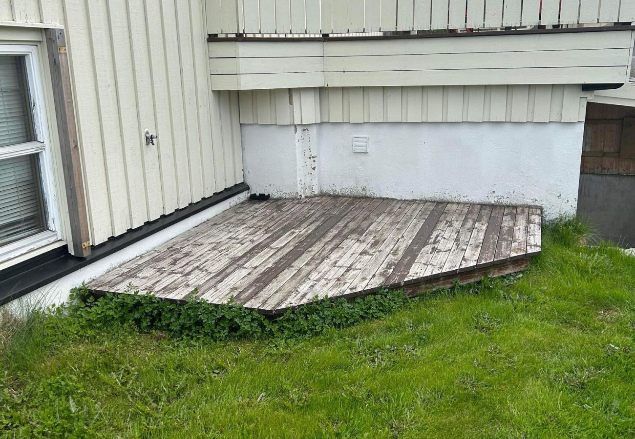 Rent by room in Vestvågøy - Room 1 with shared amenities, central in Leknes