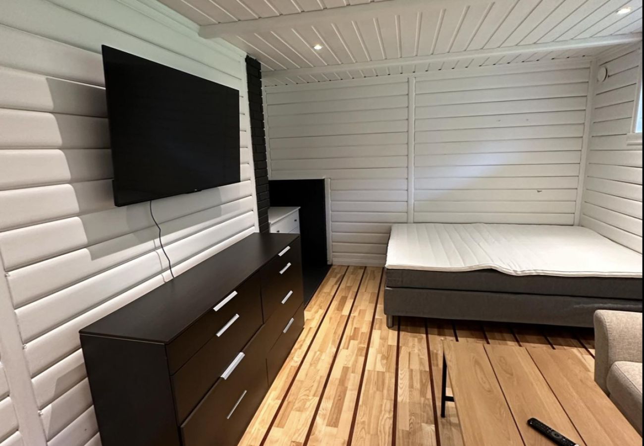 Rent by room in Vestvågøy - Room 2 with shared amenities, central in Leknes