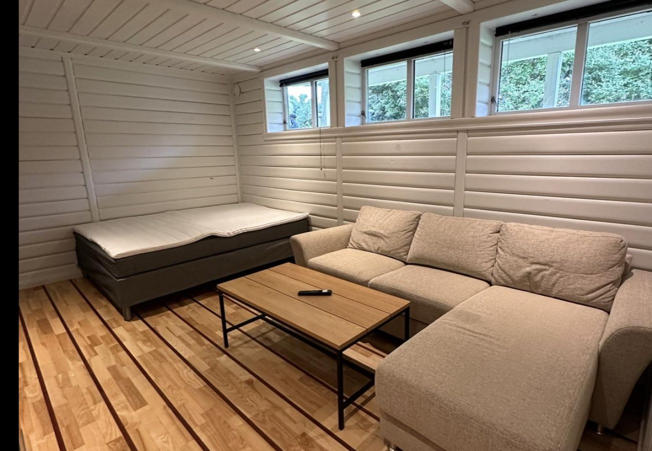 Rent by room in Vestvågøy - Room 2 with shared amenities, central in Leknes