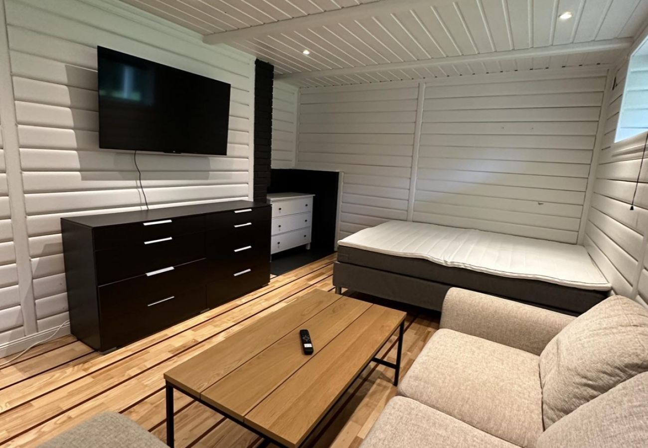 Rent by room in Vestvågøy - Room 2 with shared amenities, central in Leknes