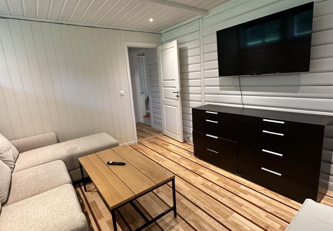Rent by room in Vestvågøy - Room 2 with shared amenities, central in Leknes