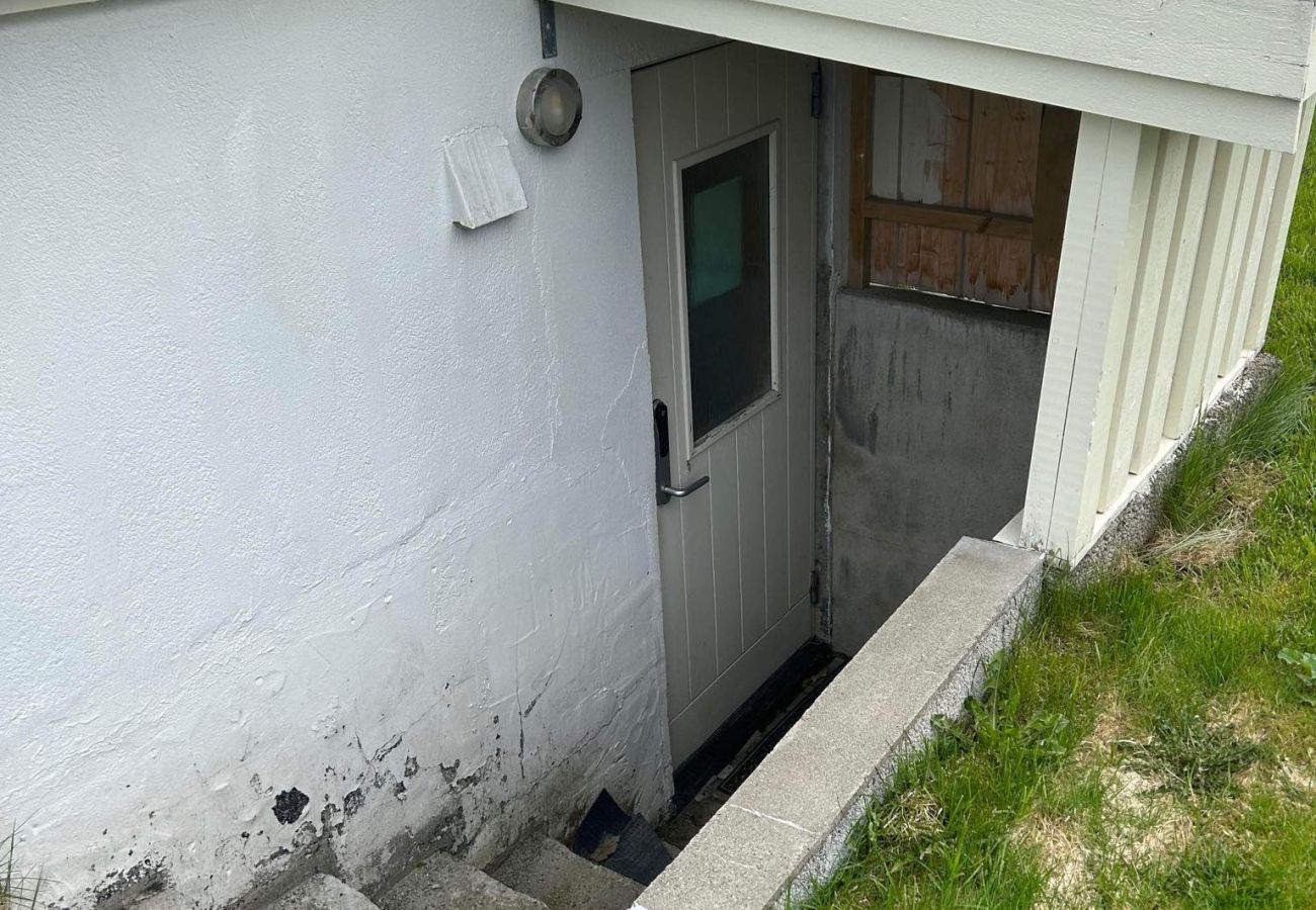 Rent by room in Vestvågøy - Room 2 with shared amenities, central in Leknes