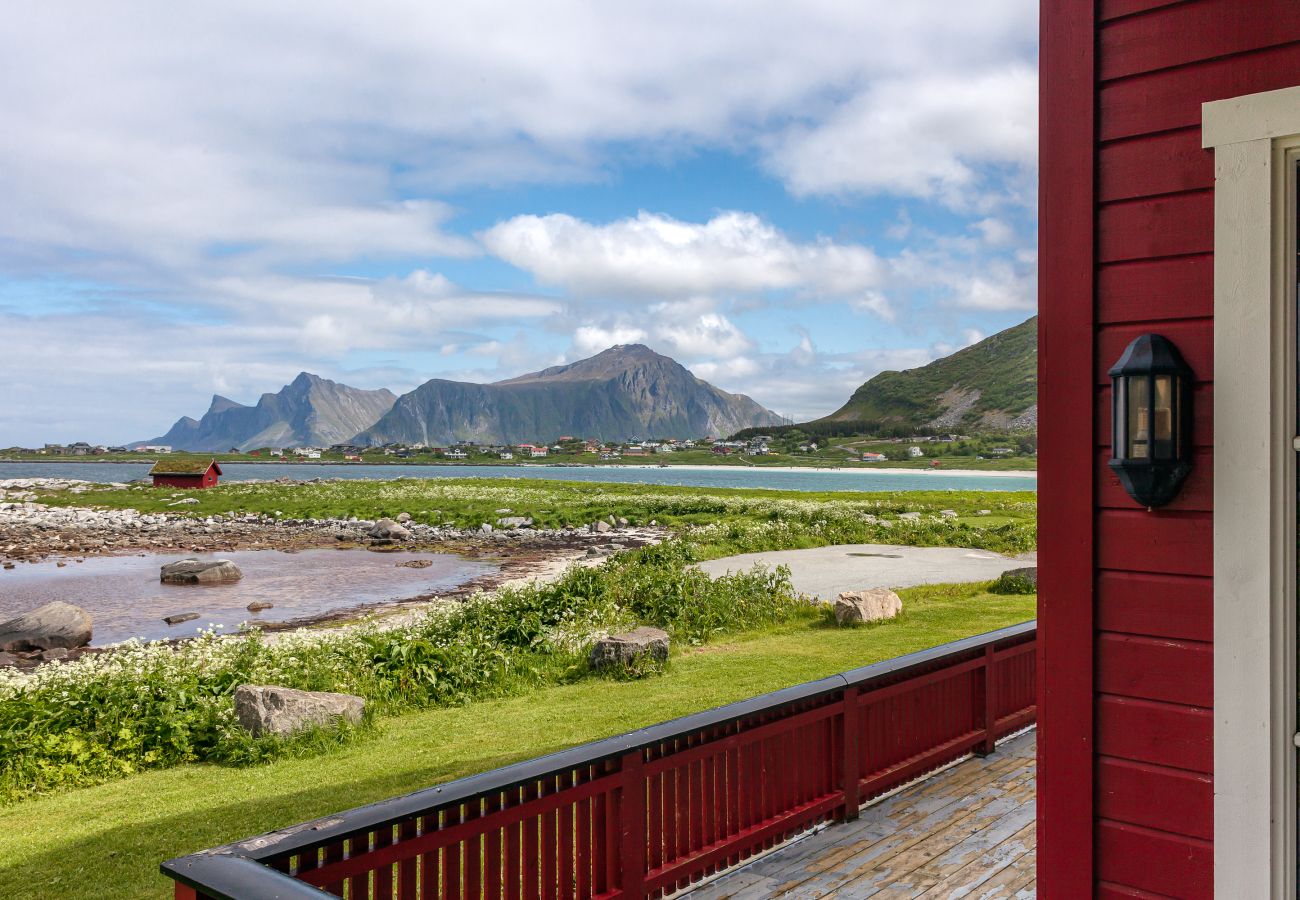 House in Flakstad - Polden, house by Ramberg Beach
