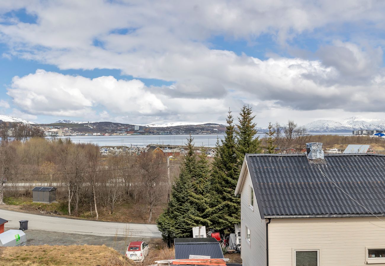 House in Tromsø - Cosy Family House Near the Arctic Cathedral