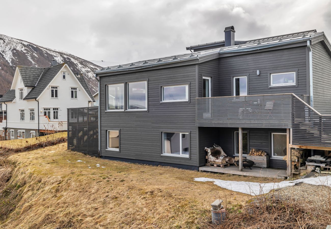 House in Tromsø - Cosy Family House Near the Arctic Cathedral