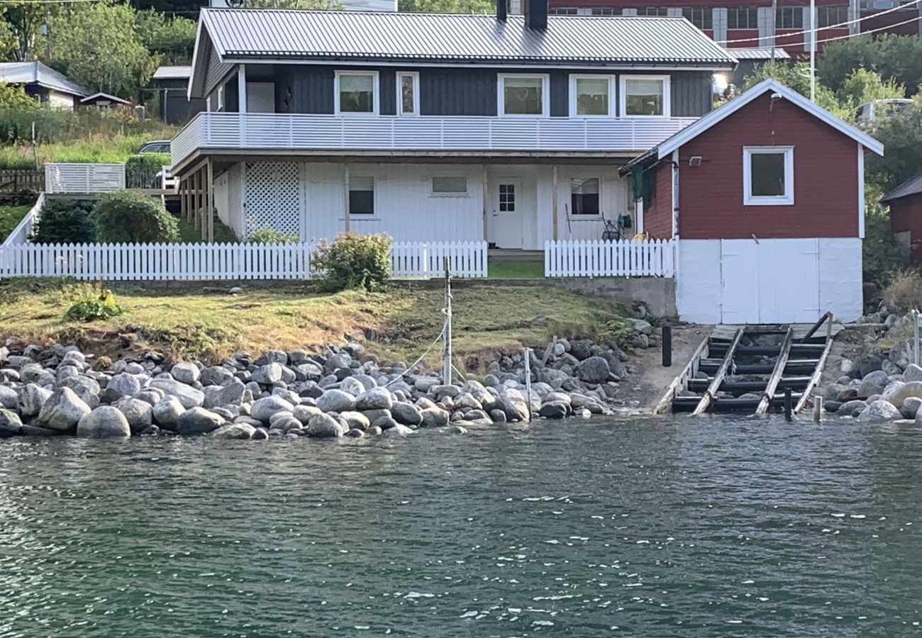 House in Senja - Fantastisk hus med sjøtomt i Gryllefjord
