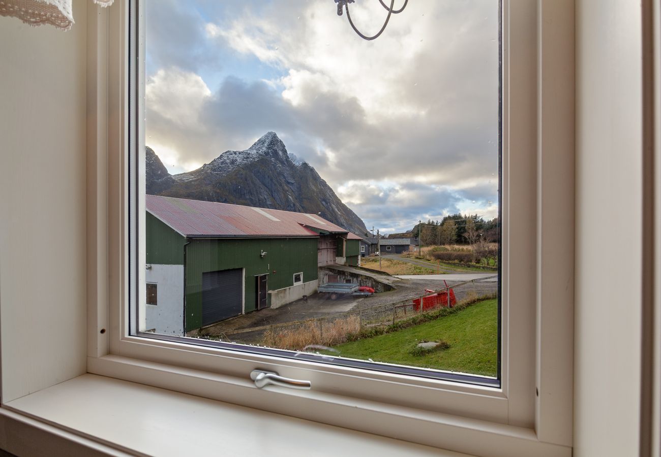 House in Vestvågøy - Heimly, cosy house in a fjord