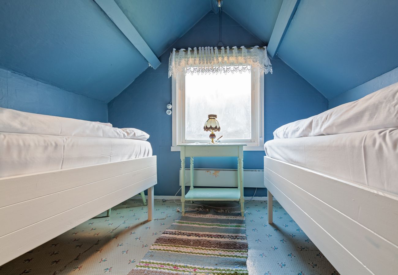 House in Vestvågøy - Heimly, cosy house in a fjord