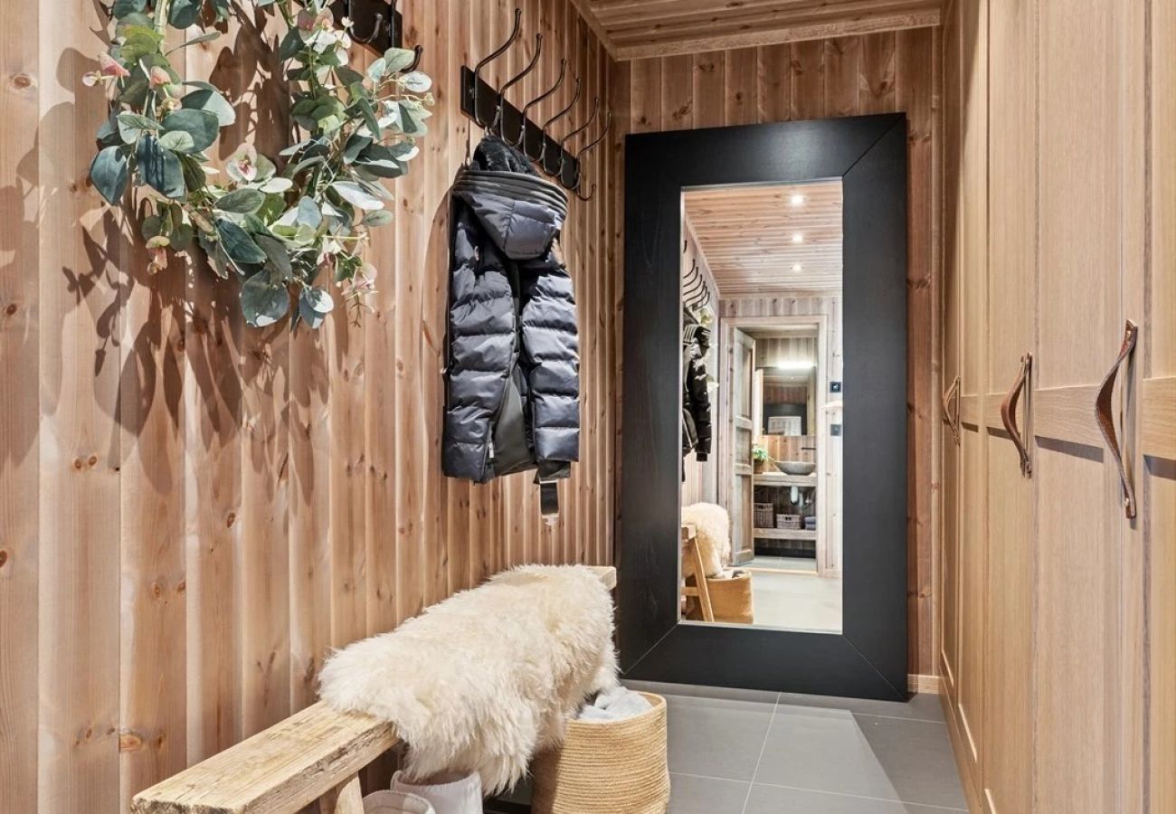 Cabin in Øyer - Large family cabin at Hafjell with ski in-ski out