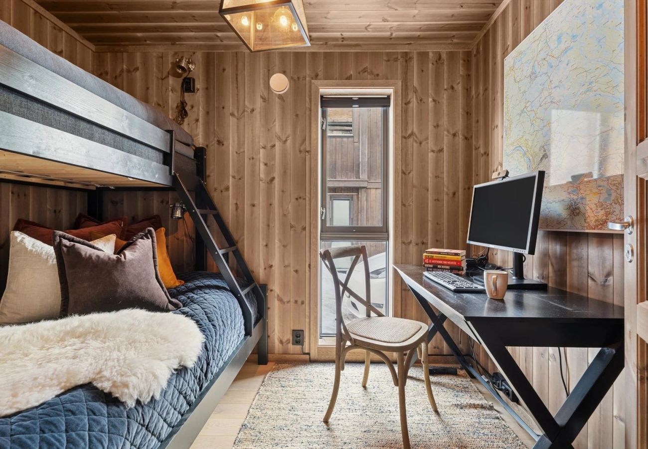 Cabin in Øyer - Large family cabin at Hafjell with ski in-ski out