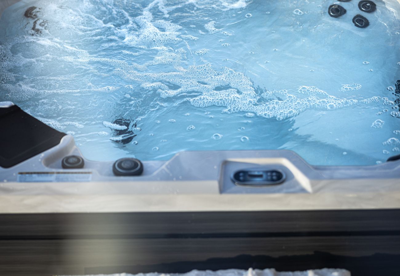 Cabin in Hol - New luxury cabin in Geilo with hot tub, mountain views & ski access