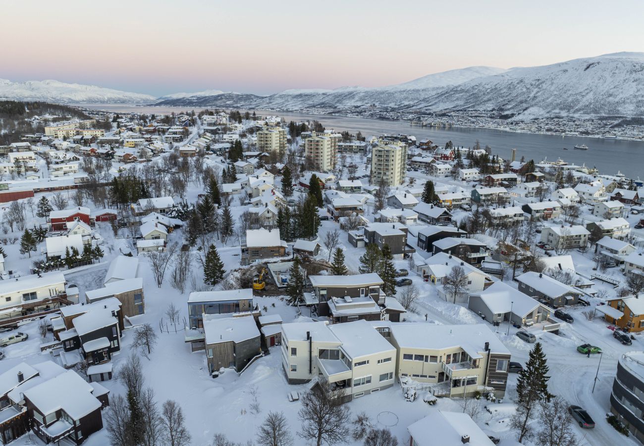 Apartment in Tromsø - Ecological wood house with a garden