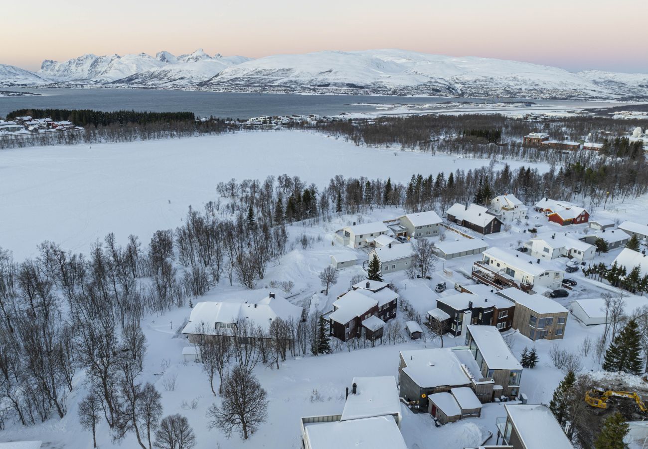 Apartment in Tromsø - Ecological wood house with a garden