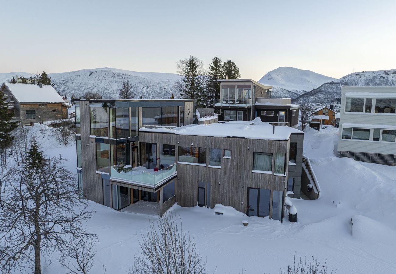 Apartment in Tromsø - Ecological wood house with a garden