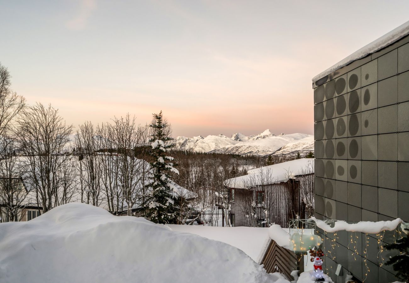 Apartment in Tromsø - Ecological wood house with a garden