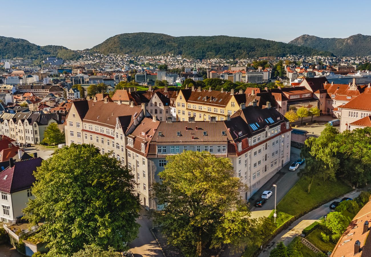 Apartment in Bergen - Moderne leilighet med sjøgløtt og balkong