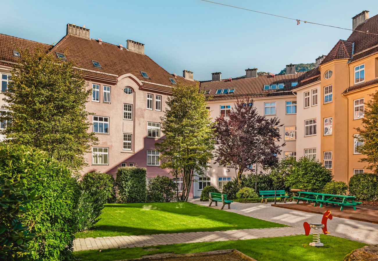 Apartment in Bergen - Moderne leilighet med sjøgløtt og balkong